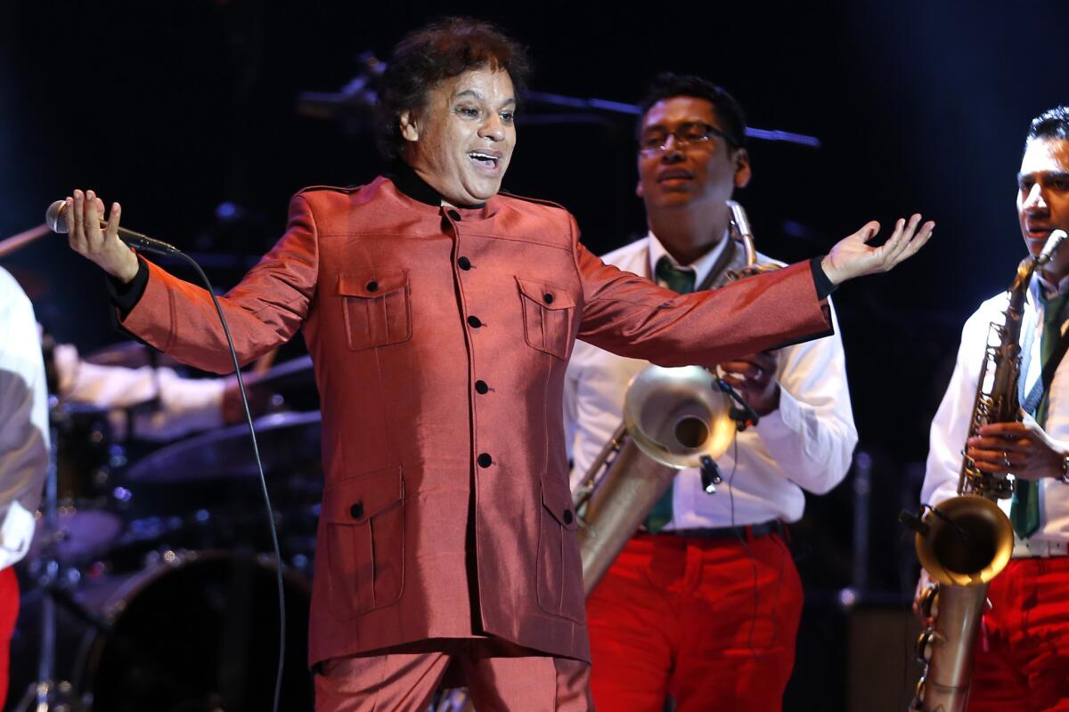 En esta foto del 2014, Juan Gabriel aparece durante un concierto en la ciudad de Lima; ahora, se ha prometido el lanzamiento de un nuevo libro sobre su vida.