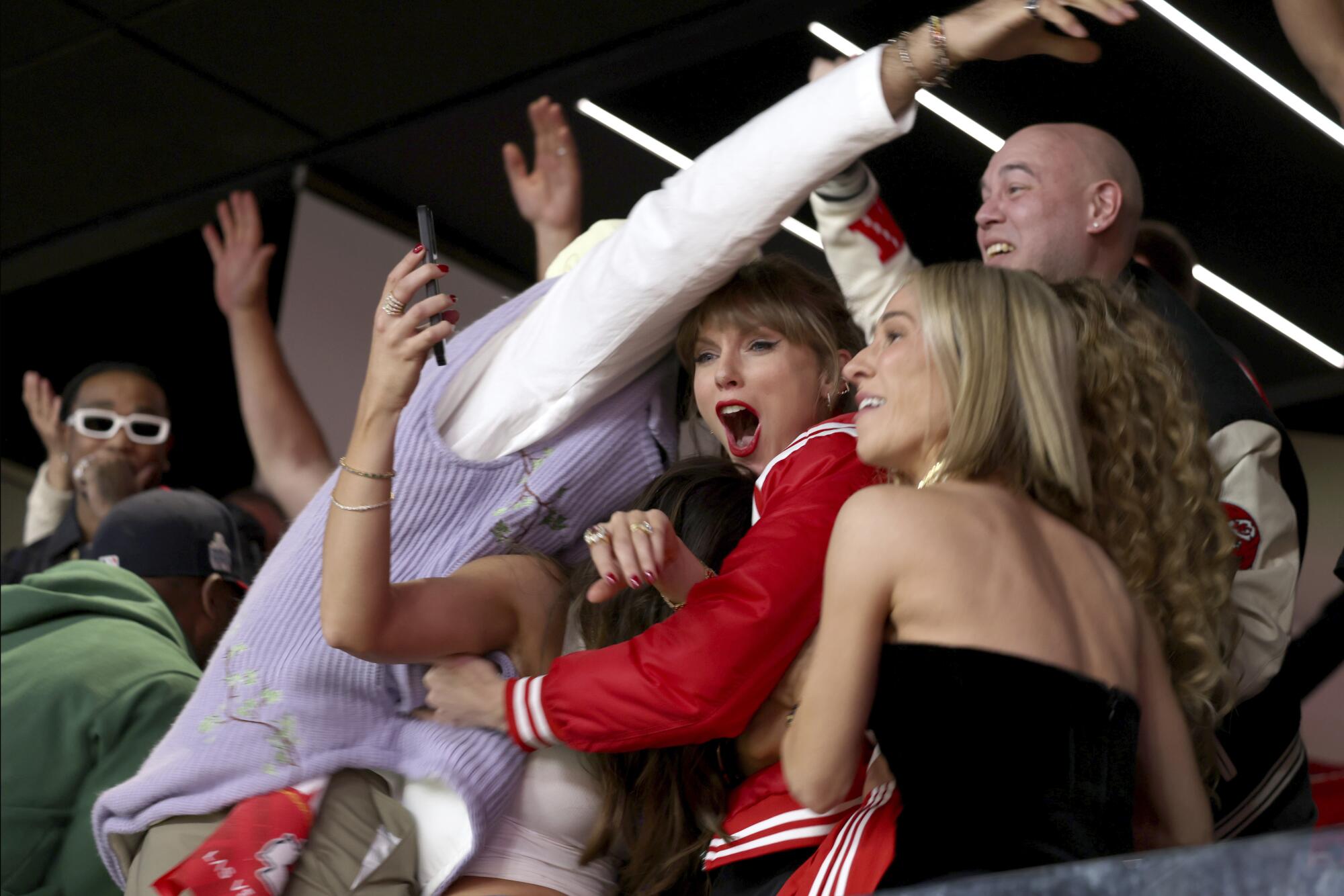 Taylor Swift reacciona durante el partido de fútbol americano del Super 