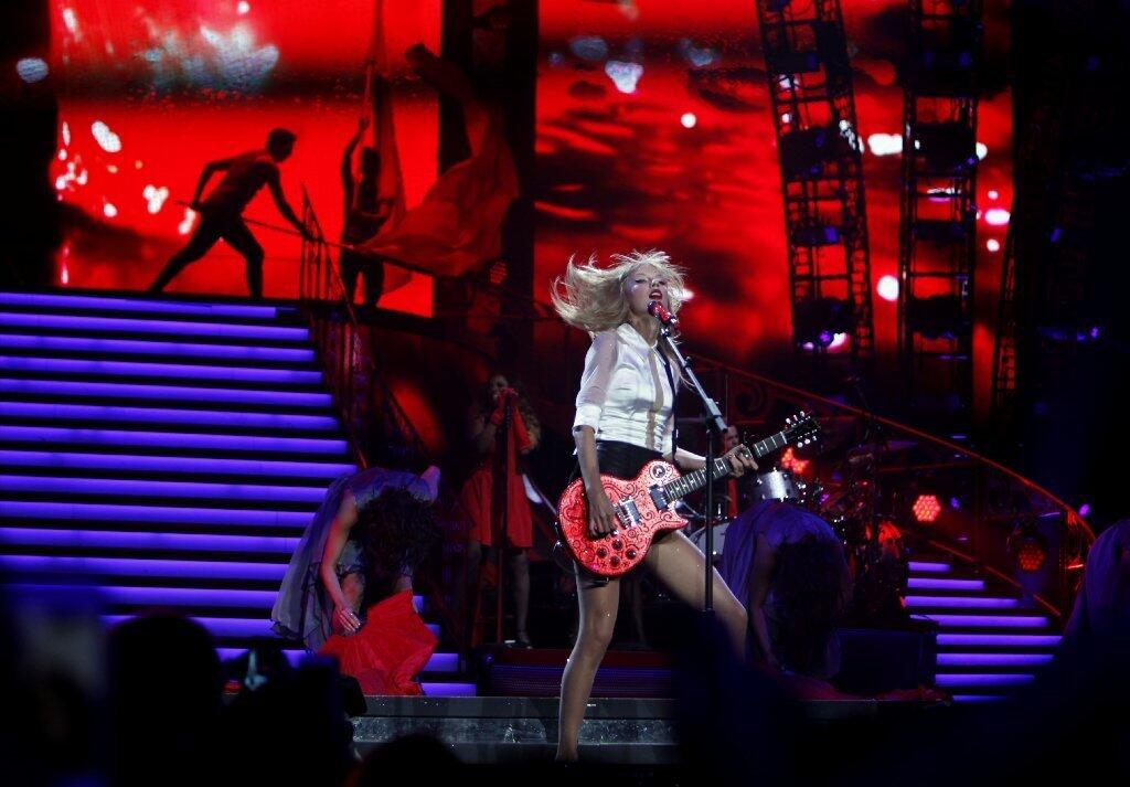 Taylor Swifts Red Tour At Staples Center Los Angeles Times