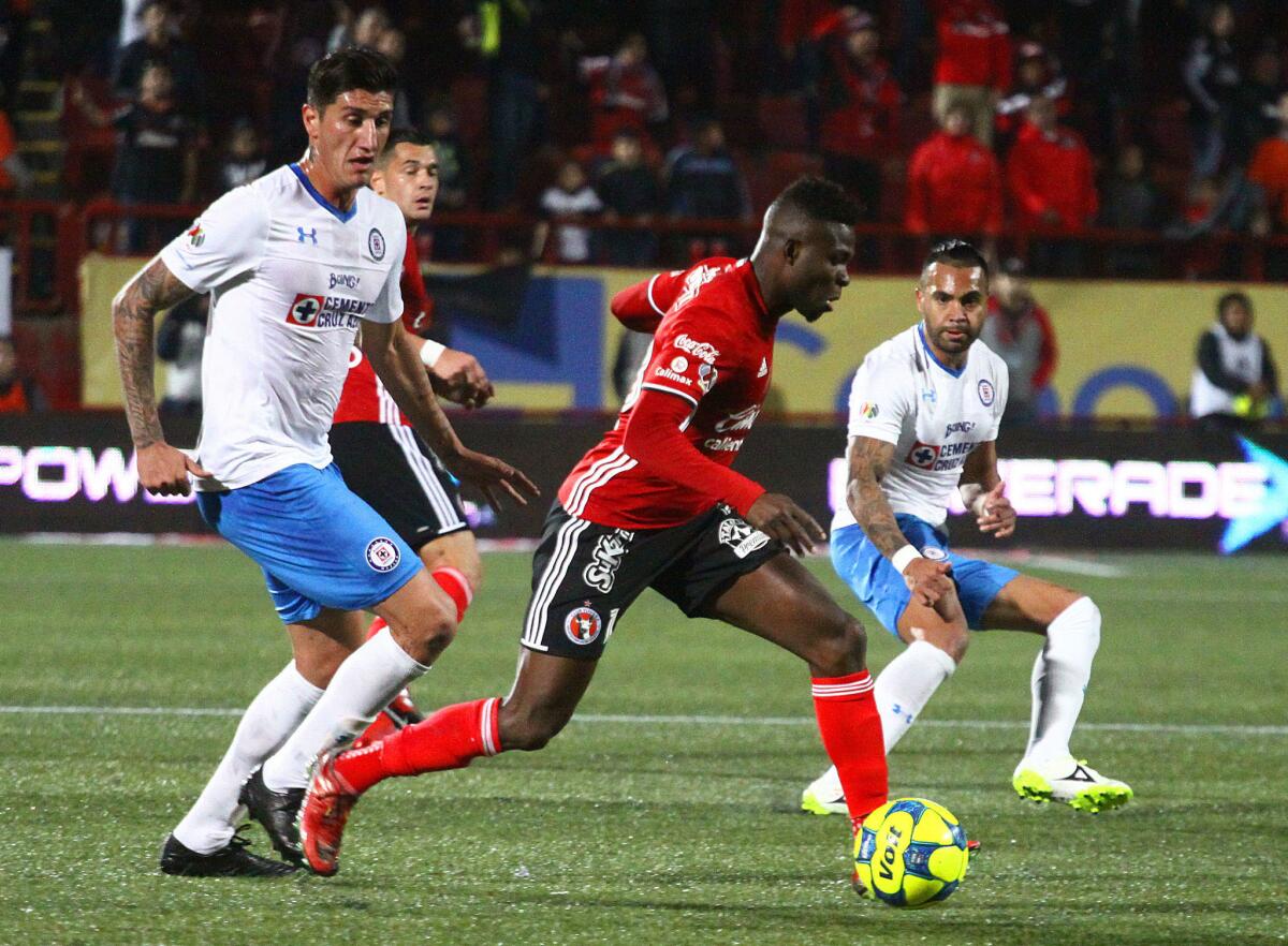 El jugador de Tijuana Avilér Hurtado (d) disputa un balón con Gabriel Peñalba (i) de Cruz Azul hoy, viernes 27 de enero de 2017, durante un partido de la jornada 4 del Torneo Clausura del fútbol mexicano realizado en el estadio Caliente, en Tijuana (México). EFE/Alejandro Zepeda ** Usable by HOY and SD Only **