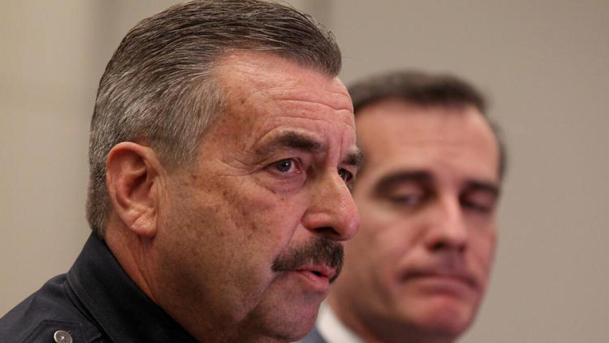 El jefe del LAPD, Charlie Beck (izq.), y el alcalde de L.A., Eric Garcetti, en una rueda de prensa el 4 de febrero. ()
