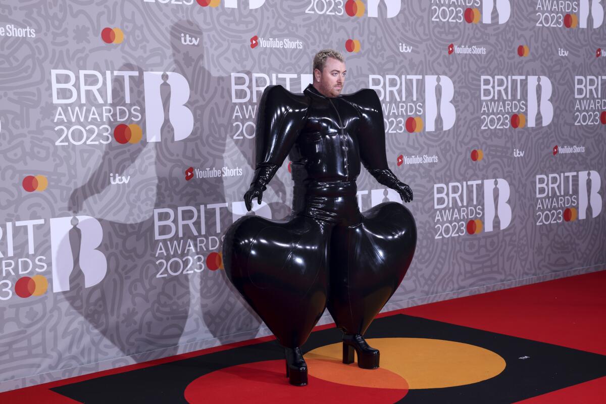 Sam Smith posa con fotógrafos a su llegada a los Brit Awards 2023 en Londres 