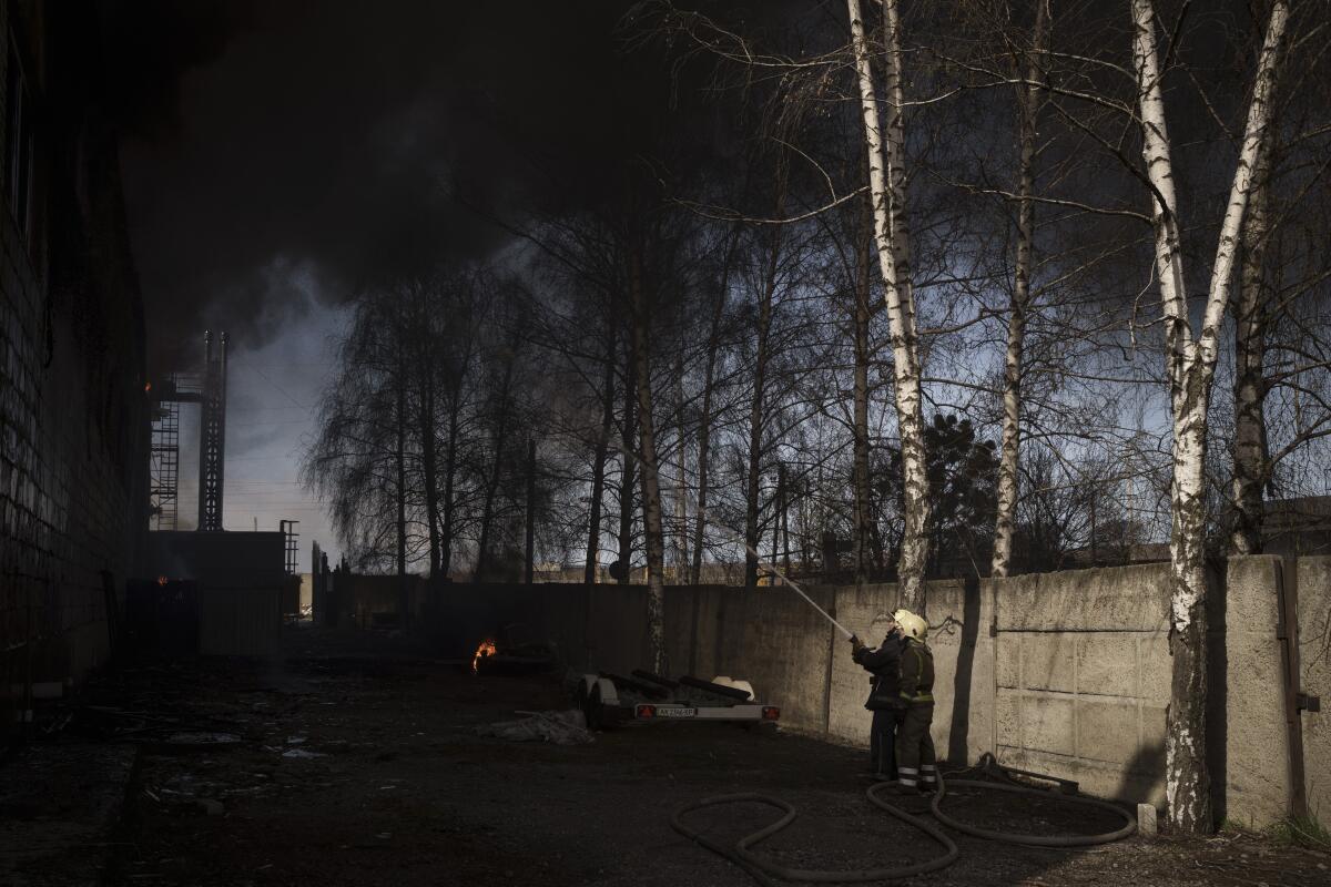 Bomberos extinguen un incendio en una fábrica tras un ataque ruso a las afueras de Járkiv, Ucrania