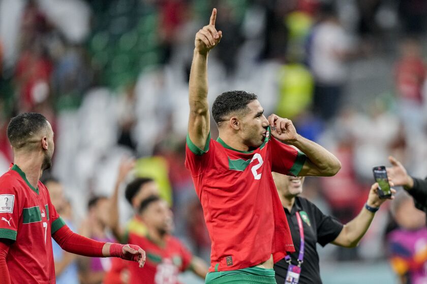 El marroquí Achraf Hakimi celebra la victoria de su equipo al final del partido de octavos de final del Mundial entre Marruecos y España, en el estadio Education City, en Rayán, Qatar, el 6 de diciembre de 2022. (AP Foto/Martin Meissner)