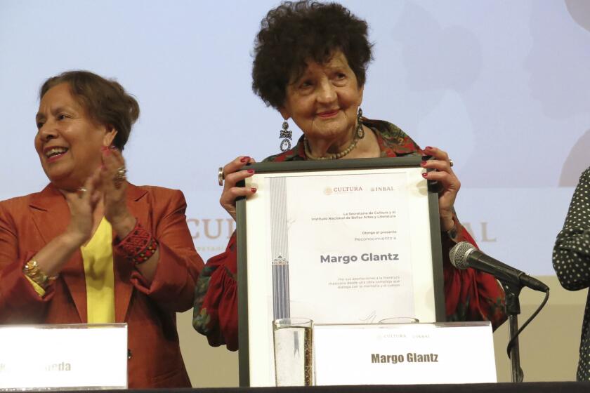 La autora mexicana Margo Glantz recibe un homenaje a la trayectoria del Instituto Nacional de Bellas Artes y Literatura de México el domingo 3 de marzo de 2024. A la izquierda está la directora general del instituto Lucina Jiménez López. (Foto AP/Berenice Bautista)