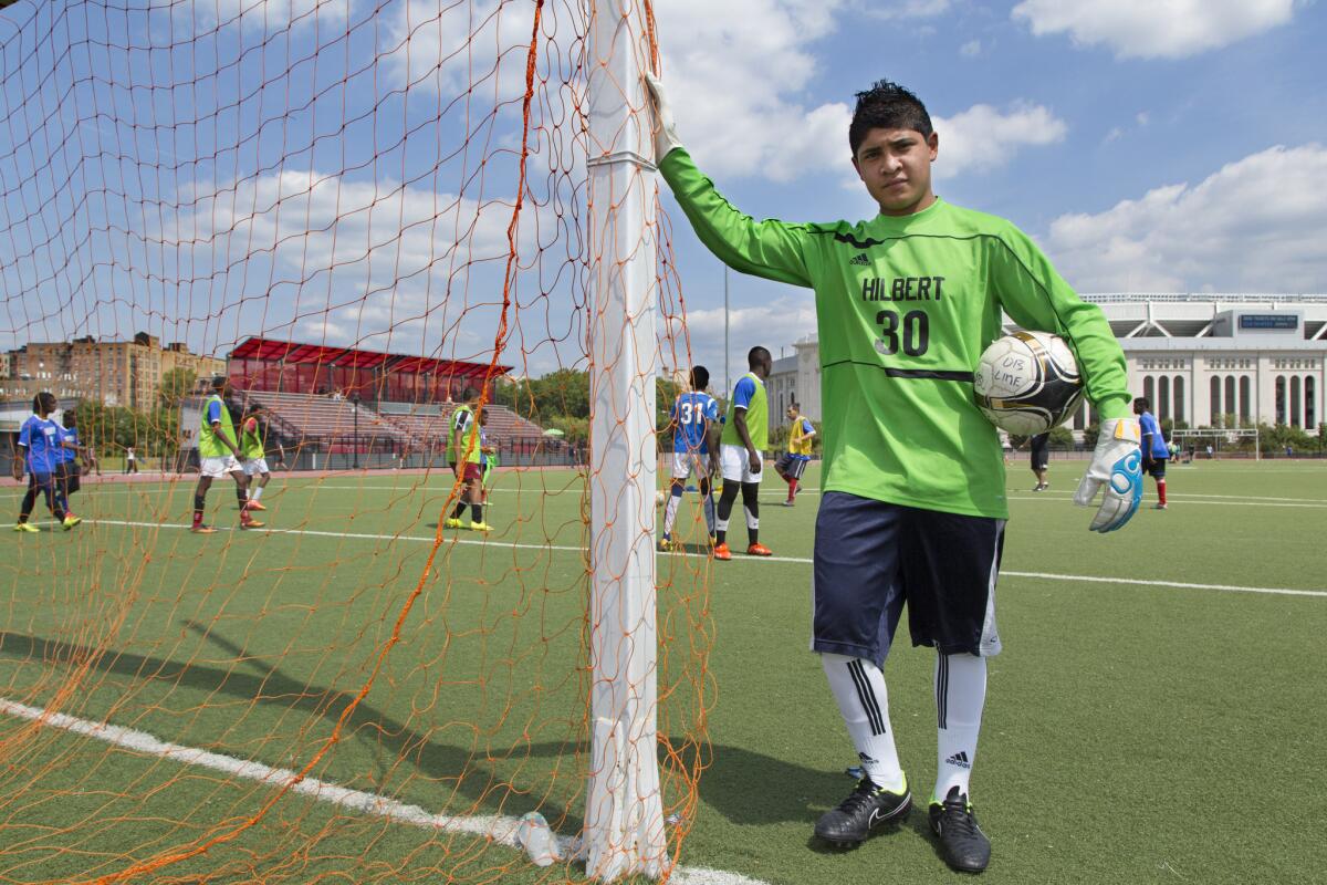 Christian Contreras, de 16 años, posa para una foto antes de jugar a fútbol en el condado del Bronx, en Nueva York, el sábado 29 de agosto del 2015. (Foto AP/Mark Lennihan)