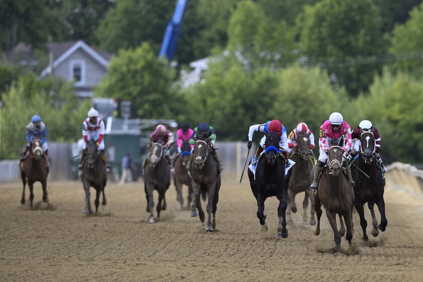 Rombauer, deuxième à partir de la droite, mène le groupe avant de remporter les Preakness Stakes samedi.