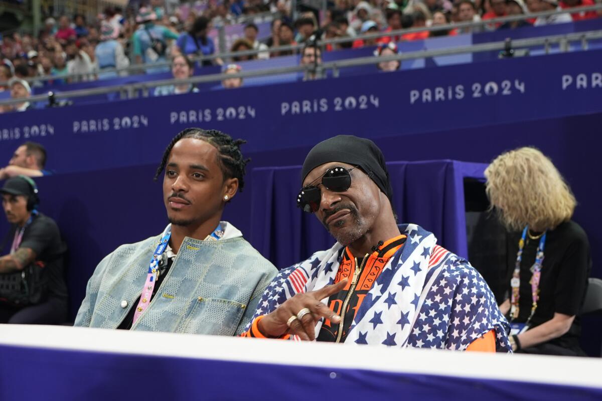 Snoop Dogg asiste a los combates de cuartos de final de los equipos