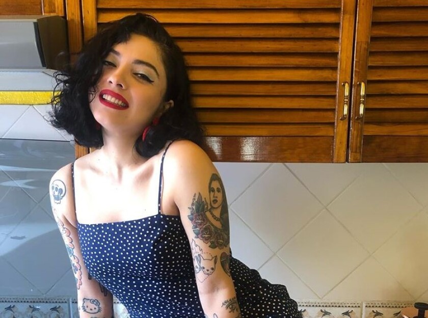 Mon Laferte Confiesa Que Se Enamoro Del Mexicano Los Angeles Times