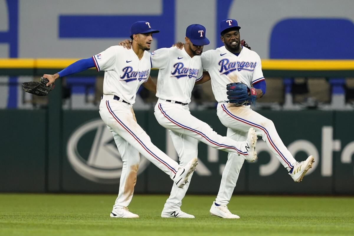 De izquierda a derecha, Bubba Thompson, el dominicano Leody Taveras y el cubano Adolis García, 