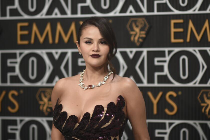 Selena Gomez llega a la 75a edición de los Premios Emmy el lunes 15 de enero de 2024 en el Teatro Peacock de Los Ángeles.
