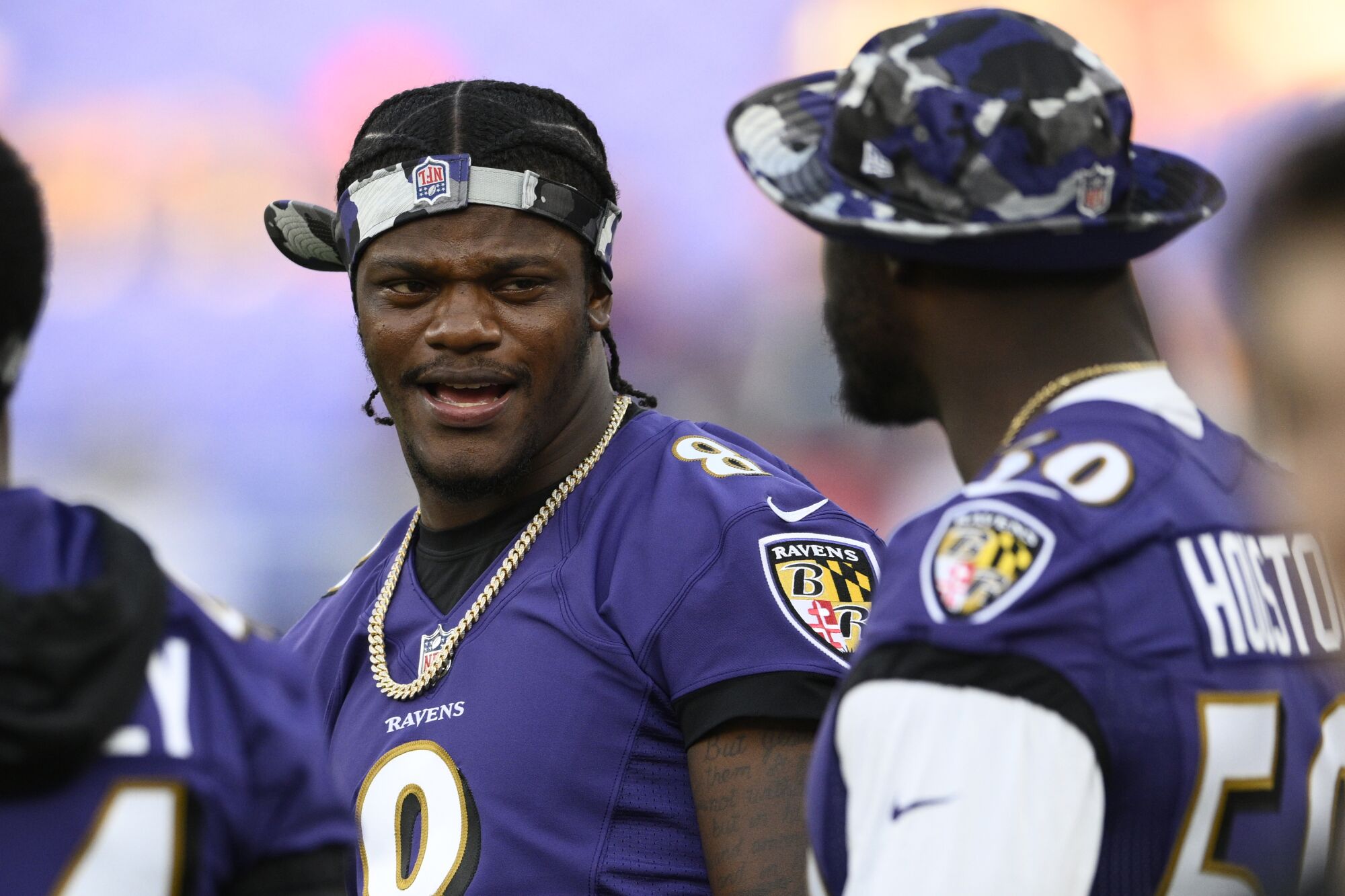 Baltimore Ravens quarterback Lamar Jackson talks with running back Justin Houston.