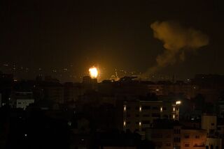 Un ataque israelí deja una bola de fuego y humo en el centro de la Franja de Gaza, el 27 de enero de 2023. (AP Foto/Fatima Shbair)