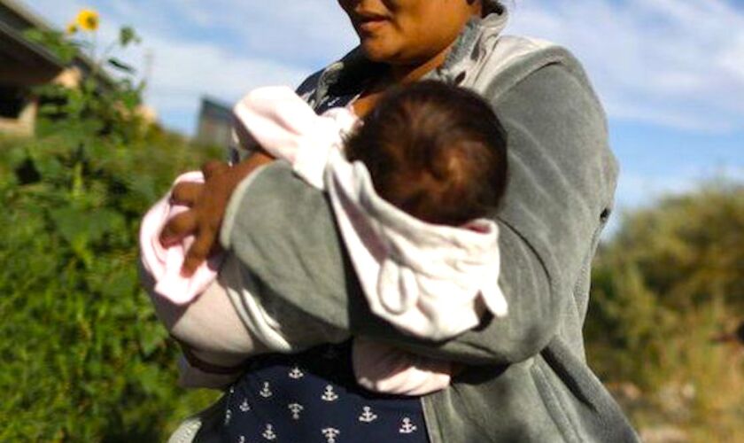 Revelan expulsión de recién nacidos estadounidenses a México - Los Angeles  Times