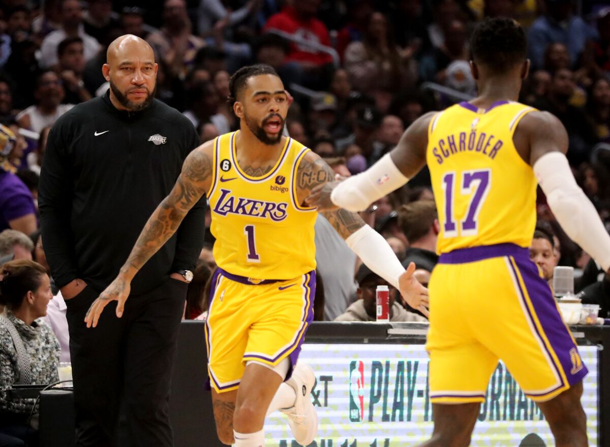 Lakers oyun kurucusu D'Angelo Russell, solda, üç sayılık atış yaptıktan sonra takım arkadaşı Dennis Schroder'ın elini tokatlıyor.