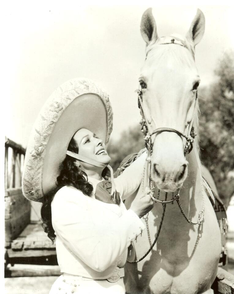 Más de 200 discos y unas 90 películas testimonian el brillante aporte de Flor Silvestre a la industria del espectáculo.