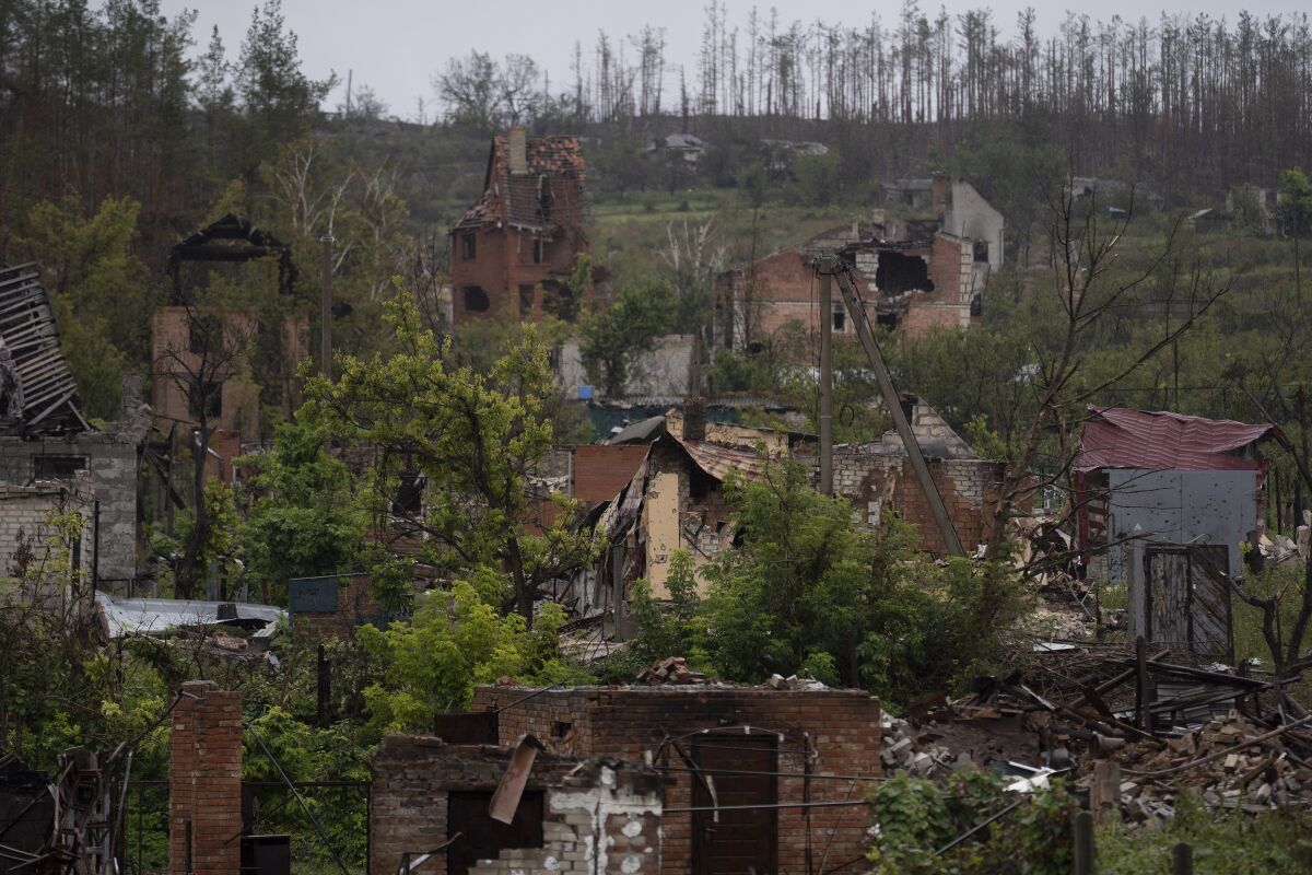 En la imagen, vista de viviendas destruidas en Bohorodychne, 