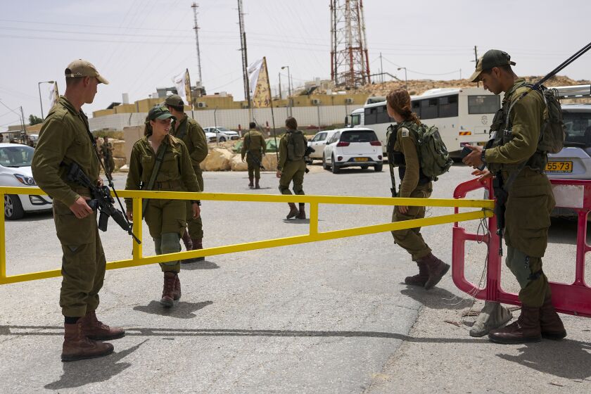 Soldados israelíes resguardan la entrada a una base militar luego de un tiroteo letal en la frontera con Egipto, el sábado 3 de junio de 2023. (AP Foto/Tsafrir Abayov)