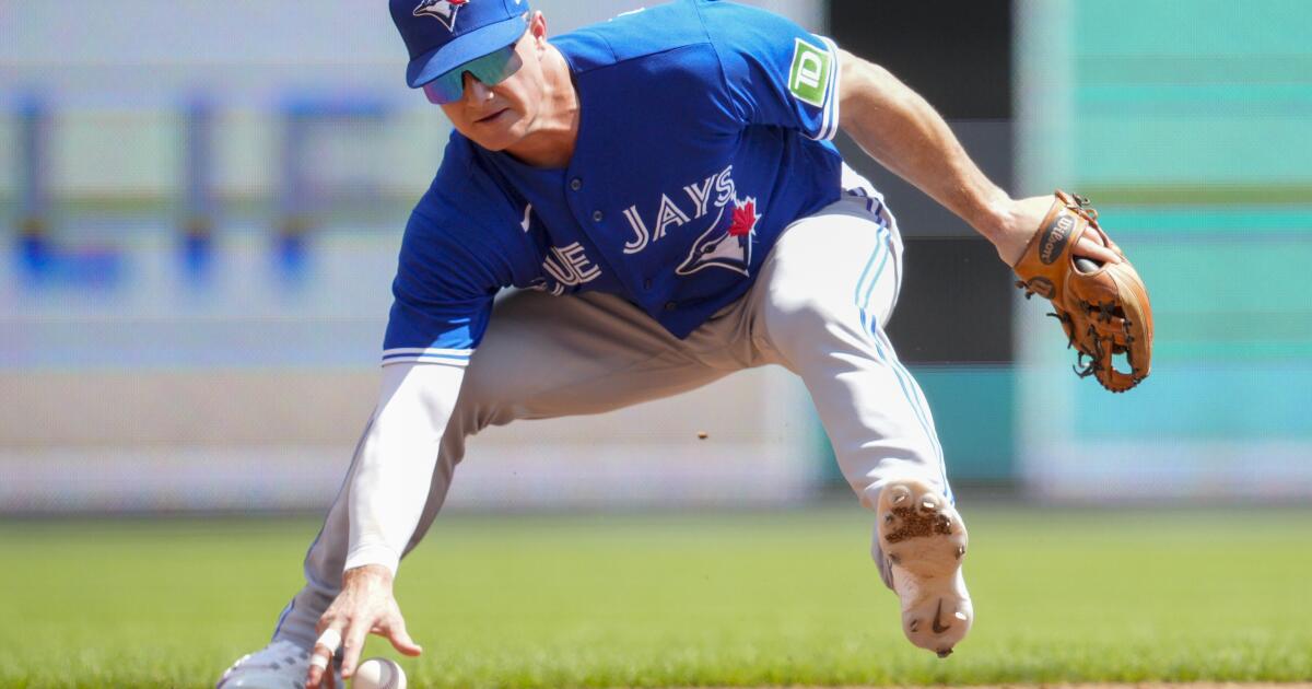 Blue Jays shortstop Bo Bichette just day-to-day after hurting right knee 