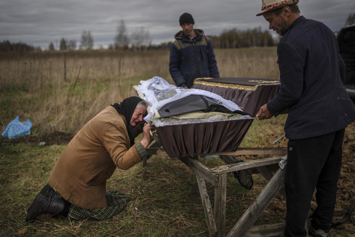 En esta imagen de archivo, Nadiya Trubchaninova, llora sobre el féretro de su hijo Vadym,