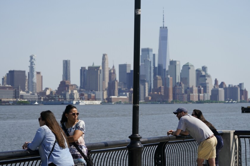 Personas observan el horizonte de la ciudad de Nueva York desde Hoboken, Nueva Jersey