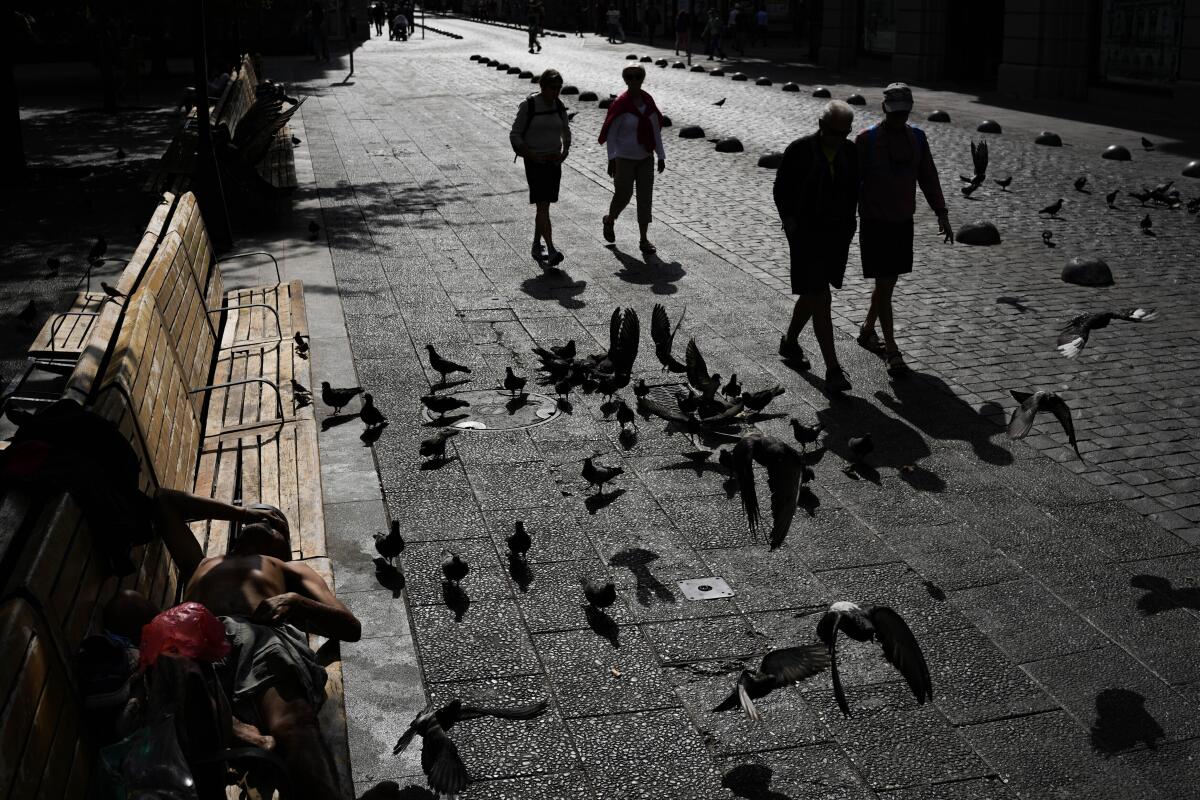 Peatones caminan en la Plaza de Armas del centro de Santiago, Chile, el martes 10 de enero de 2023. 