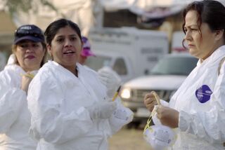 En esta imagen proporcionada por Pimienta Films mujeres buscando a sus familiares desaparecidos en el documental "Volverte a ver" de la directora Carolina Corral. (Pimienta Films vía AP)