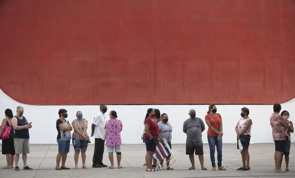 La gente hace cola para recibir la vacuna china Sinovac contra el COVID-19 en Duque de Caxias, Brasil, 