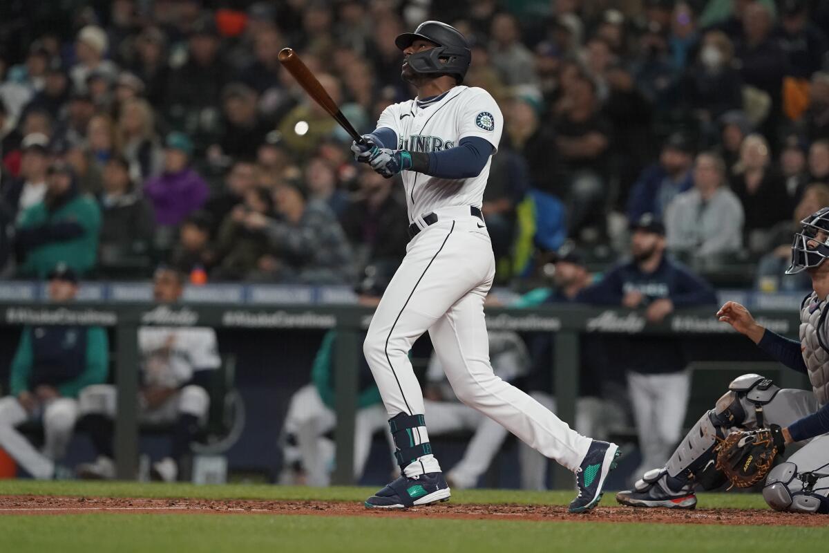 Kyle Lewis' sixth home run leads Mariners