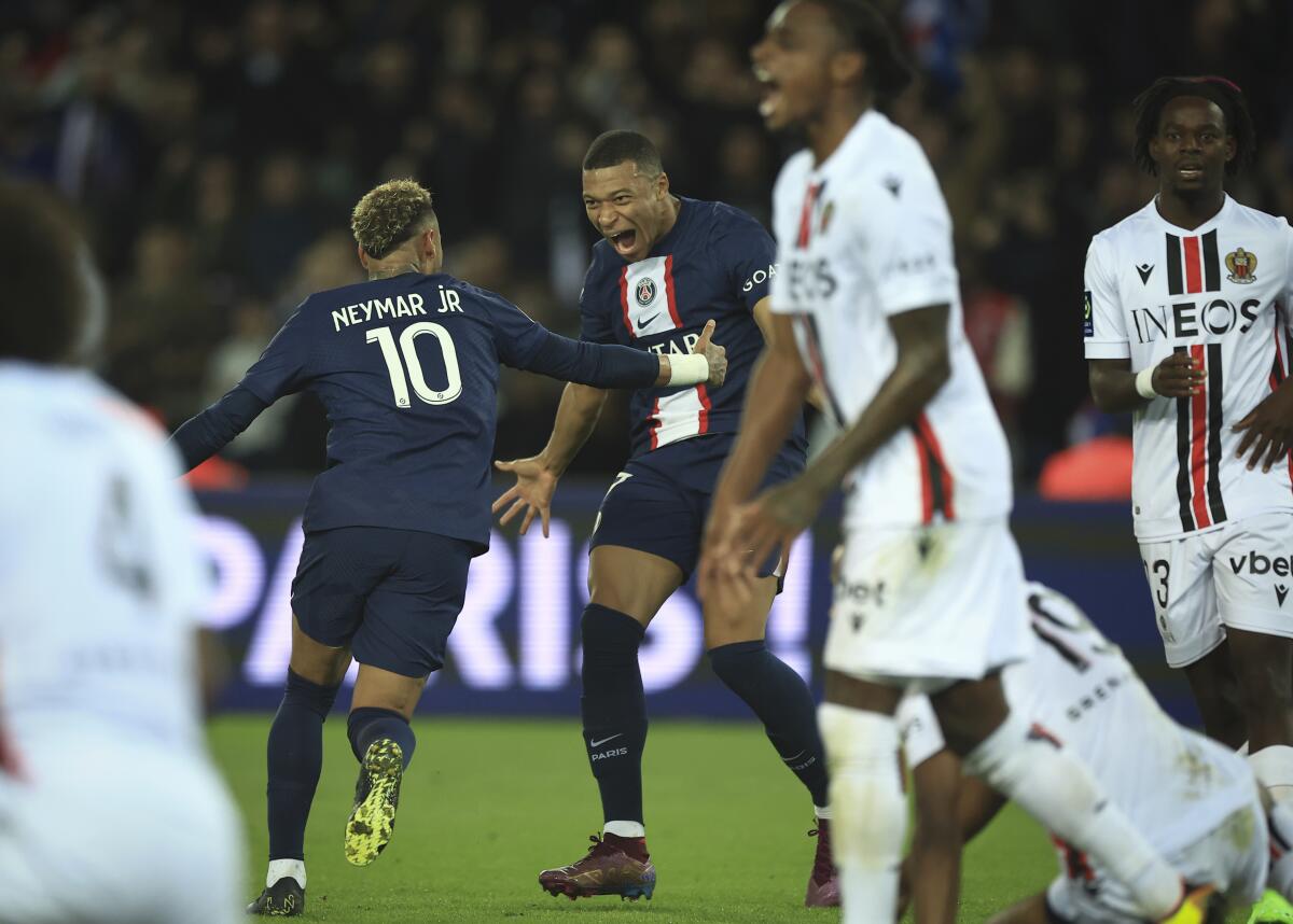 PSG's Kylian Mbappe, centre right, celebrates after scoring his side's second goal during the French League One soccer match between Paris Saint-Germain and Nice at the Parc des Princes in Paris, Saturday, Oct. 1, 2022. (AP Photo/Aurelien Morissard)