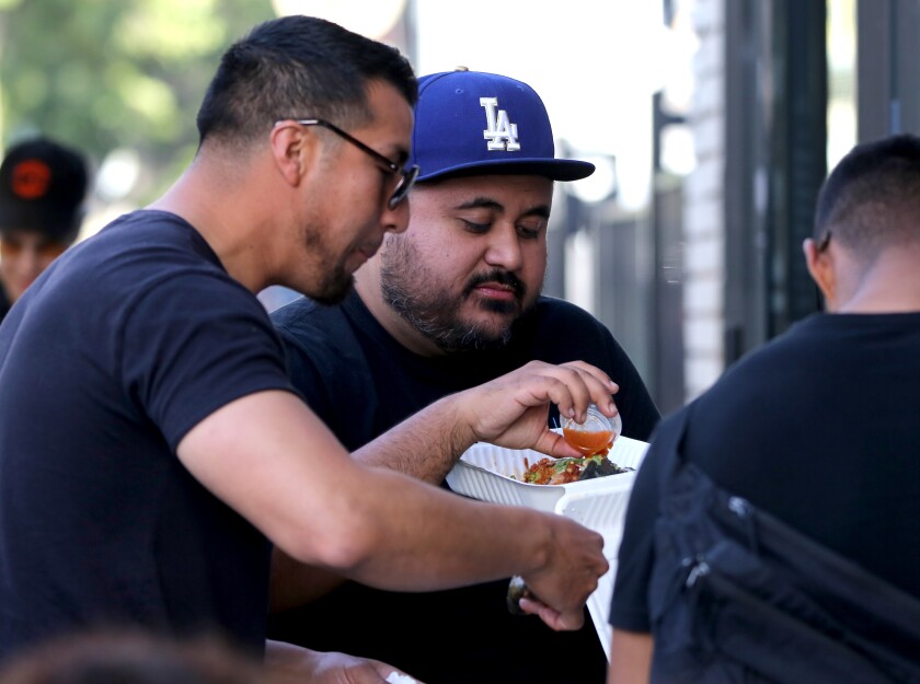 Los clientes disfrutan los tacos de este negocio ubicado en Highland Park, en la esquina de la avenida 51 y el bulevar York.