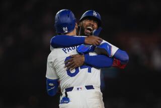 El cubano Andy Pagés y el dominicano Teoscar Hernández, de los Dodgers de Los Ángeles, festejan el triunfo sobre los Bravos de Atlanta, el viernes 3 de mayo de 2024 (AP Foto/Ashley Landis)