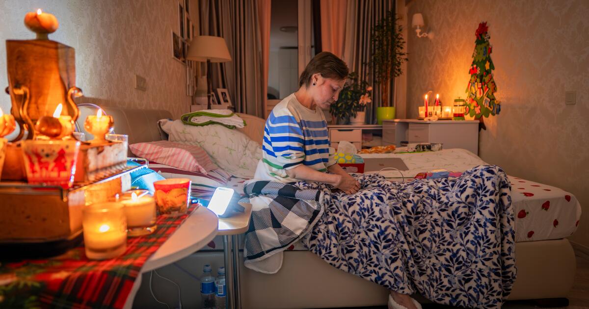 Moradores de Kiev estão presos na escuridão fria enquanto a Rússia ataca o sistema de energia Moradores de Kiev estão presos na escuridão fria enquanto a Rússia ataca o sistema de energia