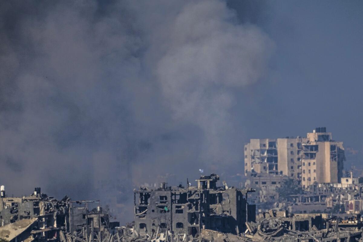 Un ataque israelí en la Franja de Gaza provoca una columna de humo, 