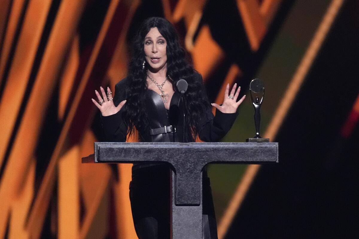 Cher da un discurso durante la ceremonia de inducción al Salón de la Fama del Rock & Roll