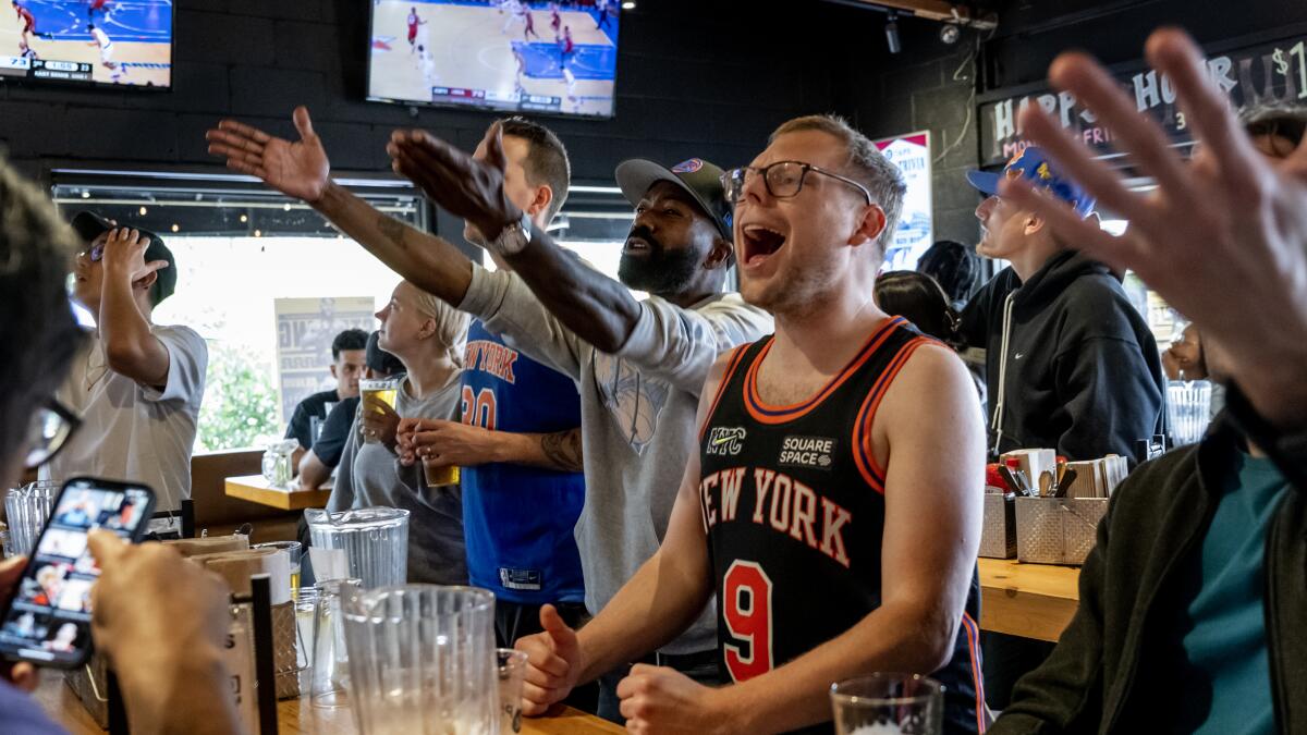 Cheers Are Loudest for the Knicks Wearing Ties - The New York Times
