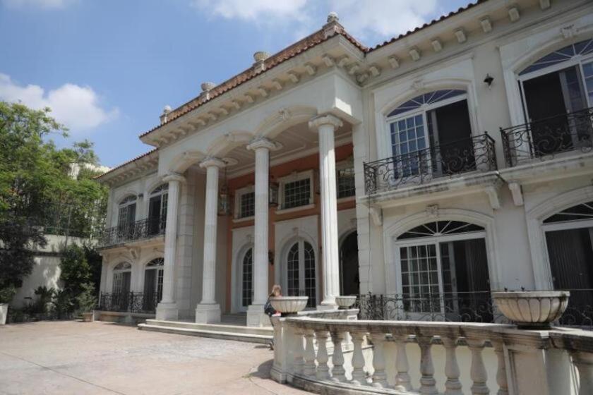 La mansión, ubicada en la exclusiva zona de las Lomas de Chapultepec, en Ciudad de México, está valorada en 4,8 millones de dólares, y es de estilo francés.