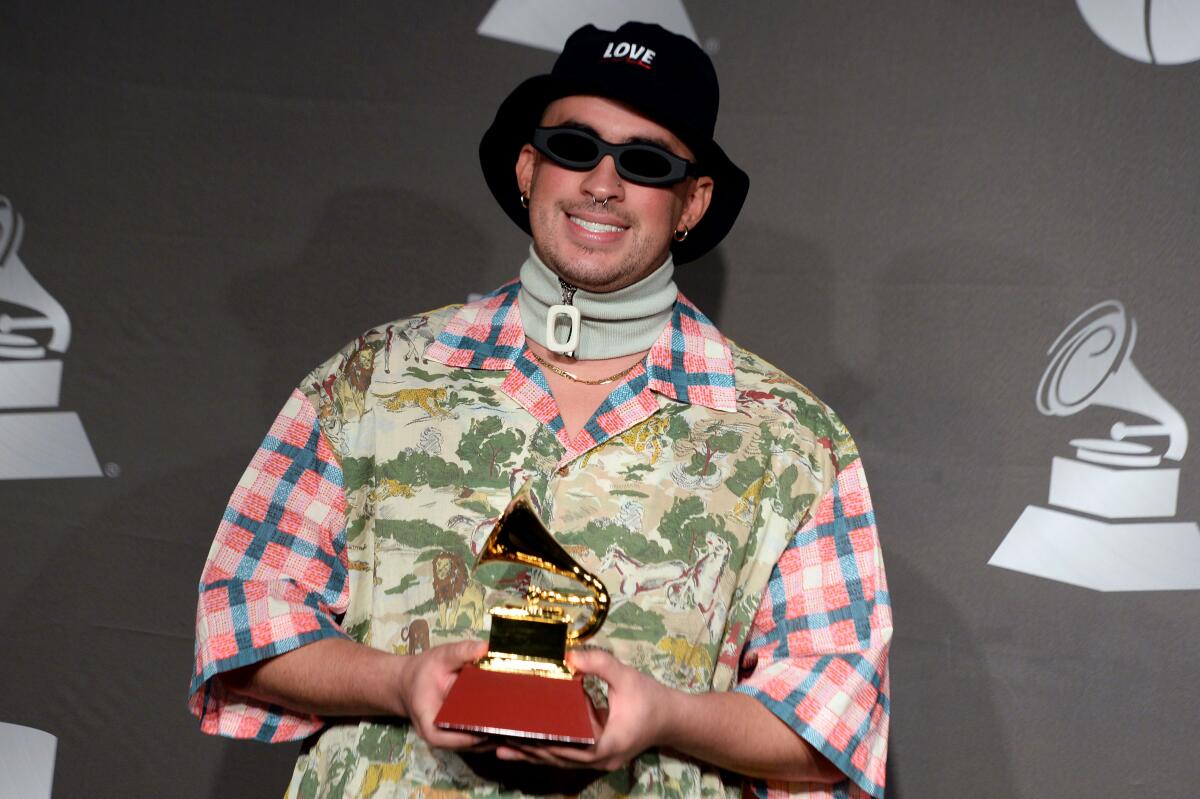 Bad Bunny en la sala de prensa del Latin Grammy, luego de ganar un importante premio.