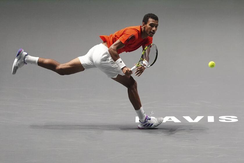 El canadiense Felix Auger Aliassime regresa la bola en el duelo ante el finlandés Otto Virtanen en duelo de la Copa Davis el jueves 12 de septiembre del 2024. (Martin Rickett/PA via AP)