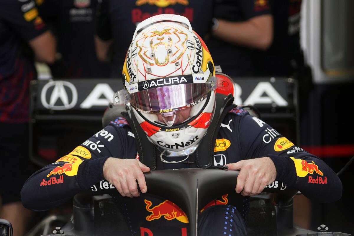 Max Verstappen sube a su auto Red Bull durante una práctica para el Gran Premio de Estados Unidos.