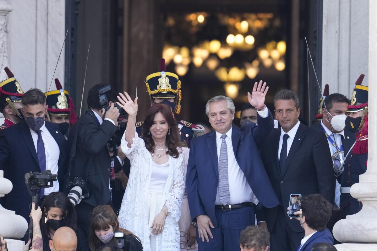 La vicepresidenta argentina Cristina Fernández, izquierda, y el presidente Alberto Fernández asisten a la apertura 