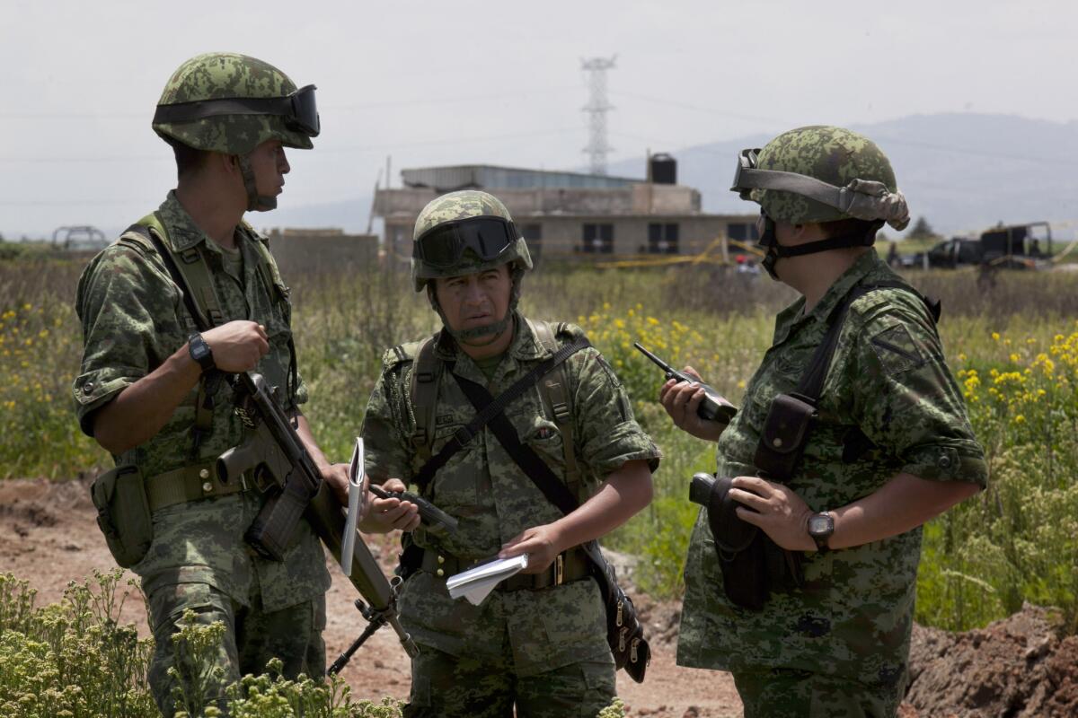 Soldados vigilando la casa a medio construir por la que escapó el capo del narcotráfico Joaquín "El Chapo" Guzmán
