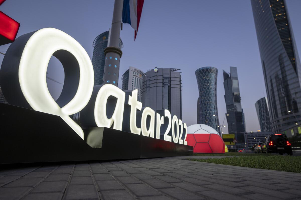 Archivo - El logotipo de la Copa Mundial de Fútbol se exhibe cerca del Centro de Exposiciones y Convenciones de Doha.