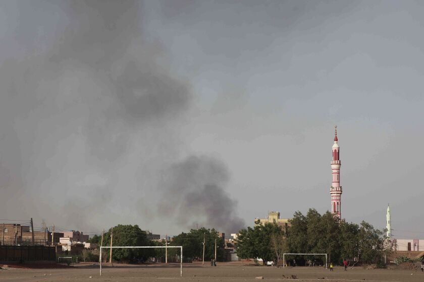 Humo de combates se eleva en Jartum, Sudán, el domingo 4 de junio de 2023. (AP Foto)