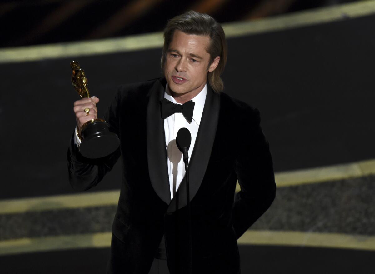 Brad Pitt recibe el premio a mejor actor de reparto por "Once Upon a Time in Hollywood" en los Oscar el domingo 9 de febrero de 2020 en el Teatro Dolby, en Los Angeles.