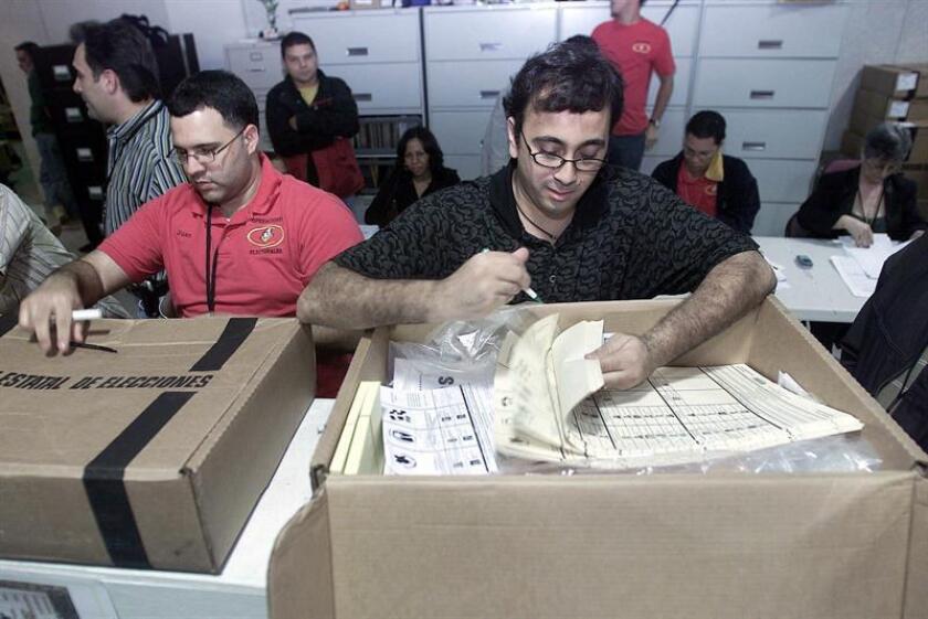 La Comisión Estatal de Elecciones (CEE) de Puerto Rico reanudó el lunes 22 de noviembre de 2004, el escrutinio de votos e inició el recuento de los sufragios para determinar quién sería el nuevo gobernador de la isla. EFE/Archivo