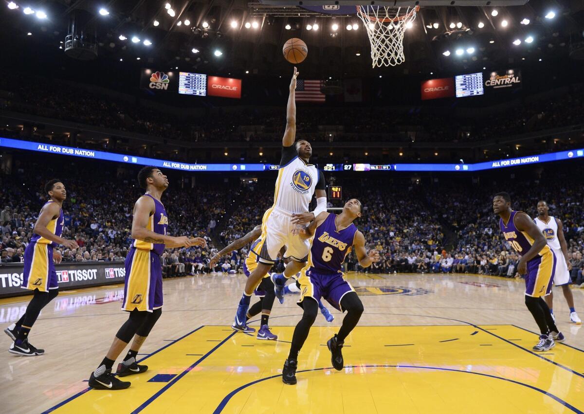 El jugador de los Golden State Warriors el brasileño Leandro Barbosa (centro) intenta encestar contra Los Angeles Lakers durante el partido de la NBA que enfrentó a ambos equipos en el Oracle Arena en Oakland, California, Estados Unidos ayer, 14 de enero de 2016.