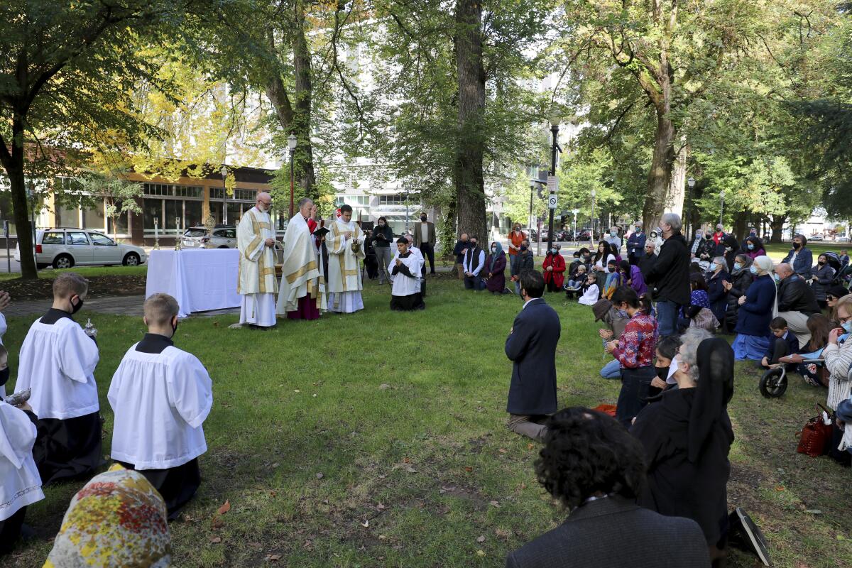 El arzobispo Alexander Sample realiza un exorcismo para alejar los espíritus malignos de la ciudad de Portland
