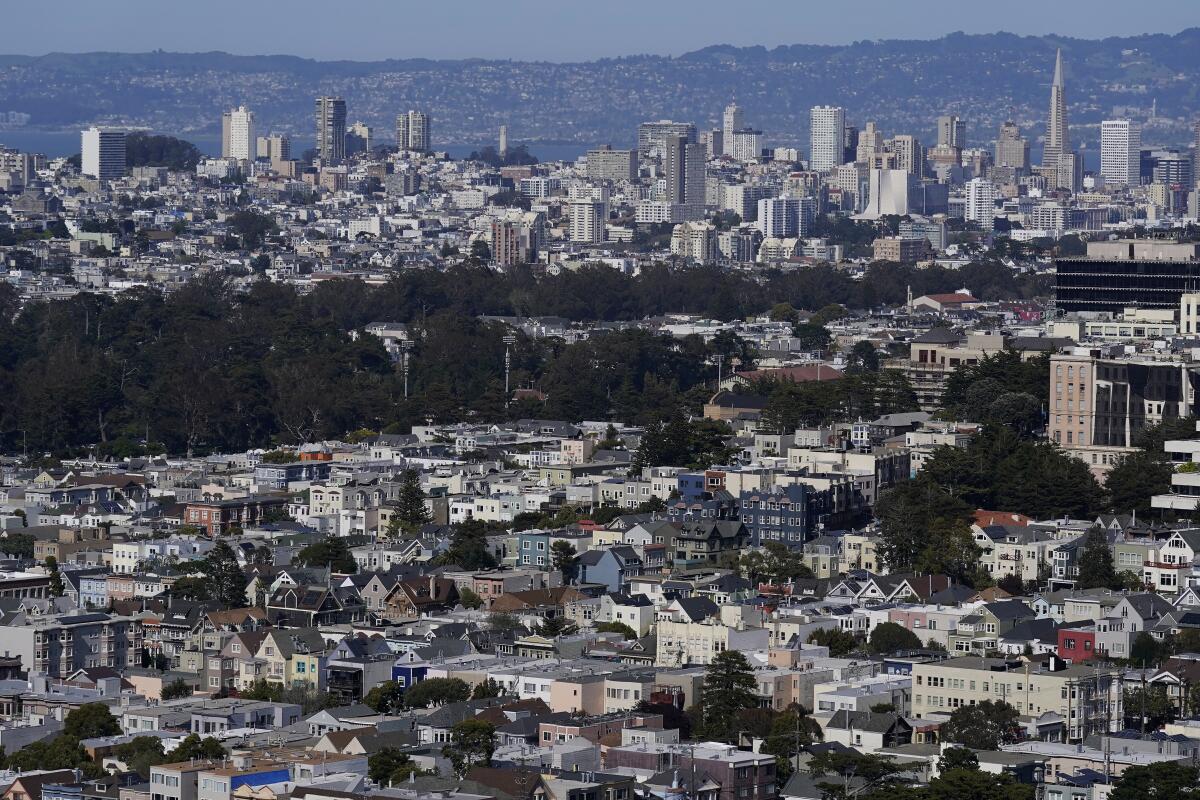 ARCHIVO - Vista del horizonte de San Francisco el 26 de abril de 2023. 
