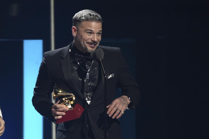 Pedro Capó recibe el premio a canción del año por "Calma" en la entrega del Latin Grammy el jueves 14 de noviembre de 2019 en el MGM Grand Garden Arena en Las Vegas.